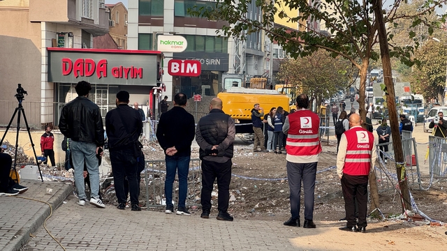 Kocaeli'de çöken apartman ve tahliye edilen binaların bulunduğu bölgede çalışmalar sürüyor