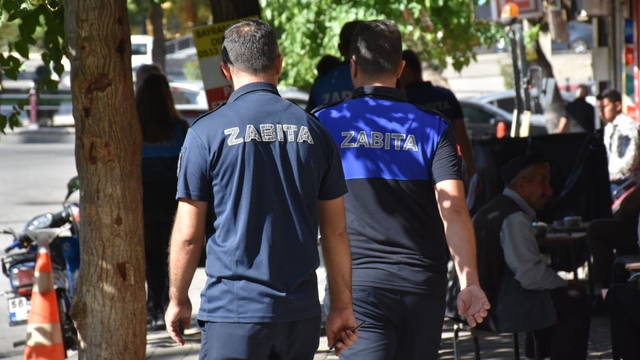 Siirt'te kaldırımları işgal eden 15 işletmeye para cezası