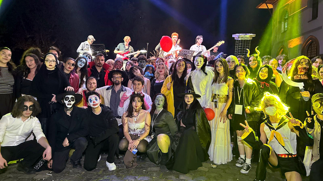 Üniversite öğrencilerden tematik makyaj ve kıyafetlerle 'korku gecesi'