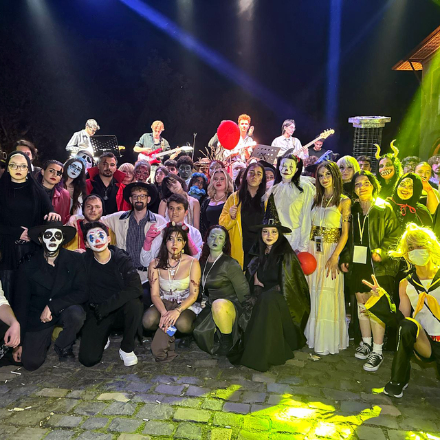 Üniversite öğrencilerden tematik makyaj ve kıyafetlerle 'korku gecesi'