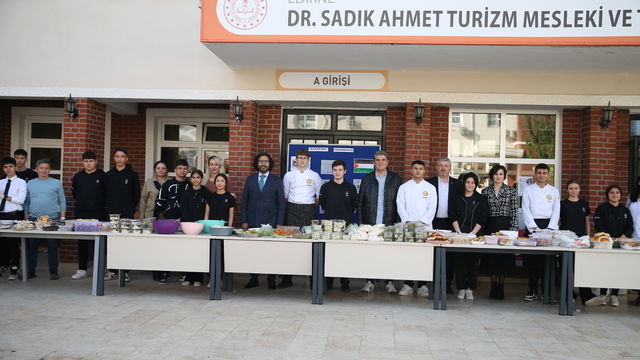 Edirne'de aşçı adayı öğrenciler Gazze yararına kermes düzenledi
