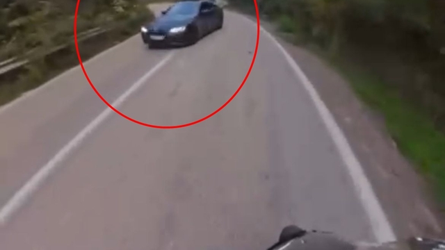 Otomobil sürücüsü virajda drift attı, motosikletli kazayı kıl payı atlattı