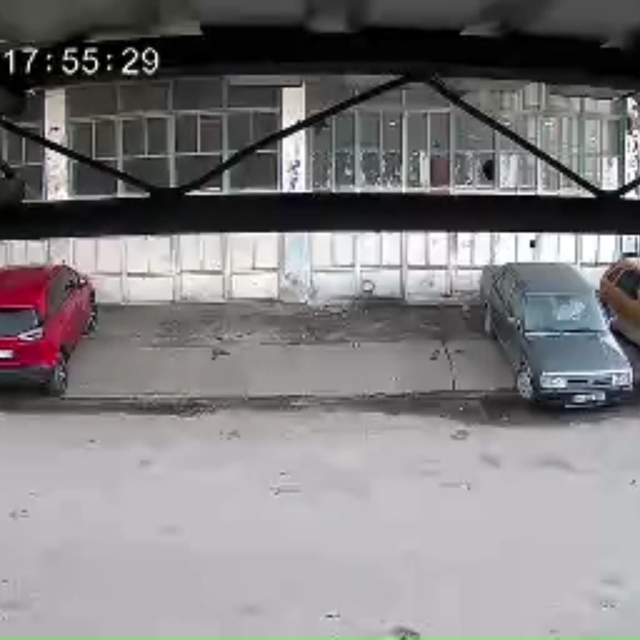 Köpeğin saldırısına uğrayan çocuğu babası kurtardı; o anlar kamerada