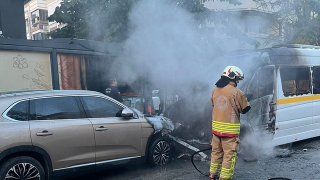 Manisa'da öğrenci servisinde çıkan yangın nedeniyle 2 araç hasar gördü