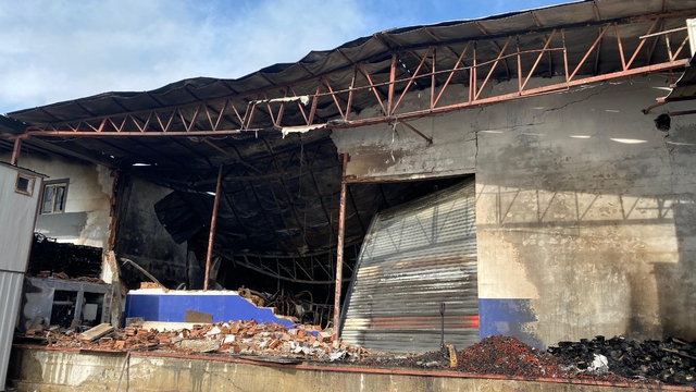 Antalya'da yangında sebze paketleme tesisi zarar gördü