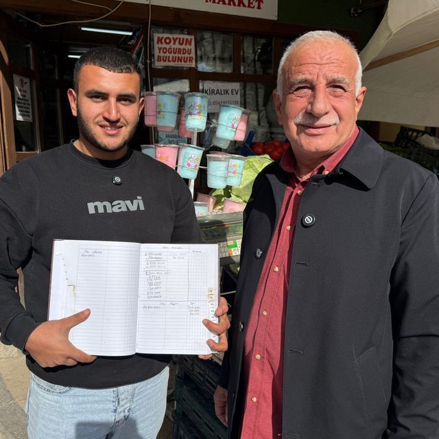 Tokat'ta hayırsever, bakkalın veresiye defterindeki 149 bin TL'lik borcu öd...