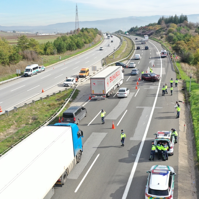 Anadolu Otoyolu'nda iki otomobilin çarpıştığı kazada 1 çocuk öldü, 4 kişi y...