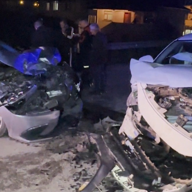 İki otomobil kafa kafaya çarpıştı: 7 yaralı