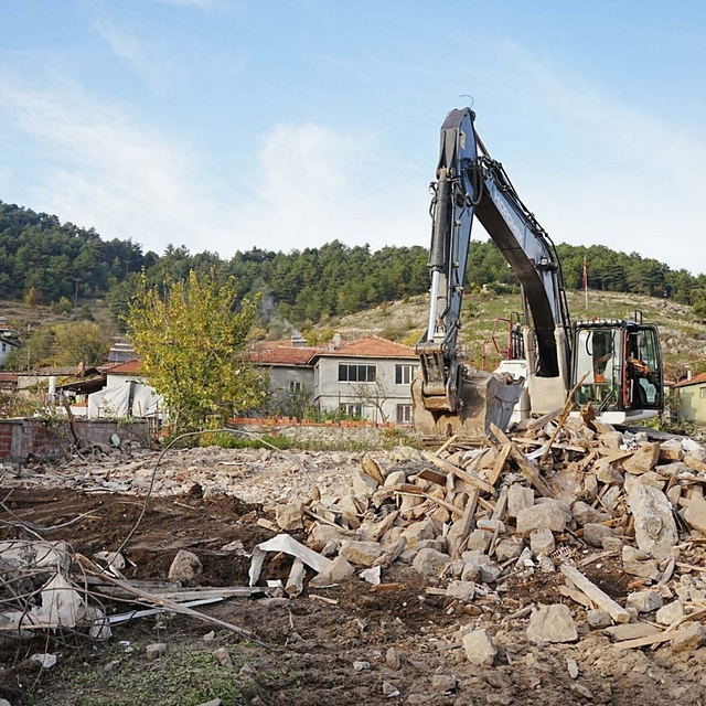 Sındırgı'da hasarlı yapıların yıkımları tamamlanıyor, konteyner kentte yaşa...
