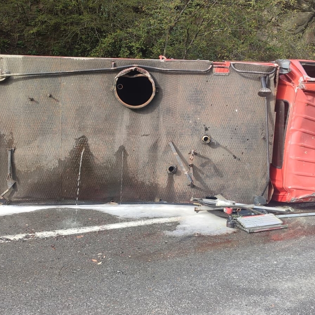 Yangına müdahaleden dönen itfaiye aracı devrildi: 2 yaralı