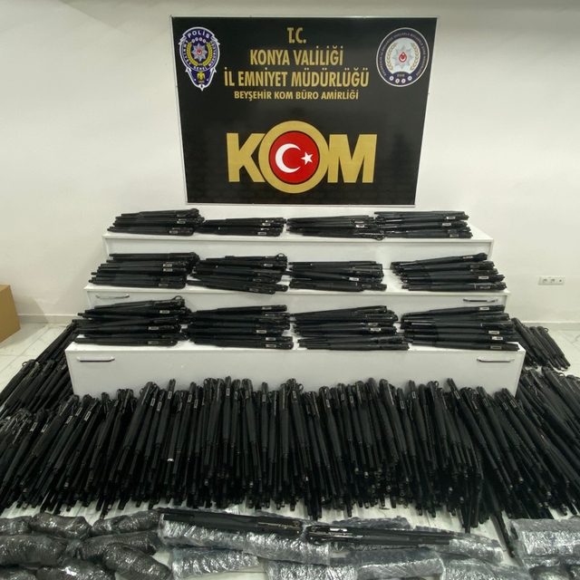 Konya'da yüzlerce tüfek ve tabanca ile silah parçaları ele geçirildi