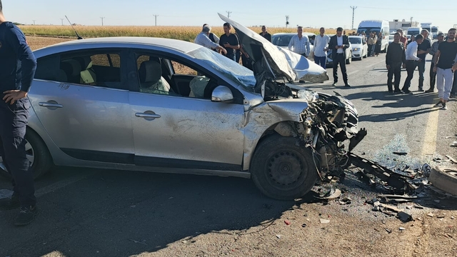 Mardin'de iki otomobilin çarpışması sonucu 1'i ağır 6 kişi yaralandı