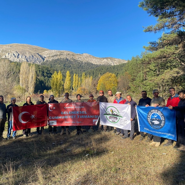 Çankırı'da dağcılar Cumhuriyet'in 102. yılını Ilgaz Dağı'nın zirvesinde kut...
