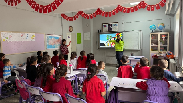 Kargı'da öğrencilere "Trafik Dedektifleri" eğitimi verildi