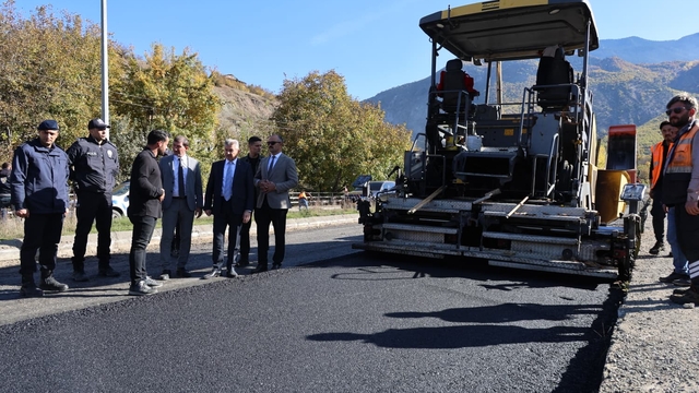 Vali Ergün, Ardanuç-Ardahan karayolundaki asfaltlama çalışmalarını inceledi