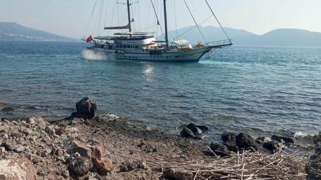 Bodrum'da 41 metre uzunluğundaki yelkenli karaya oturdu
