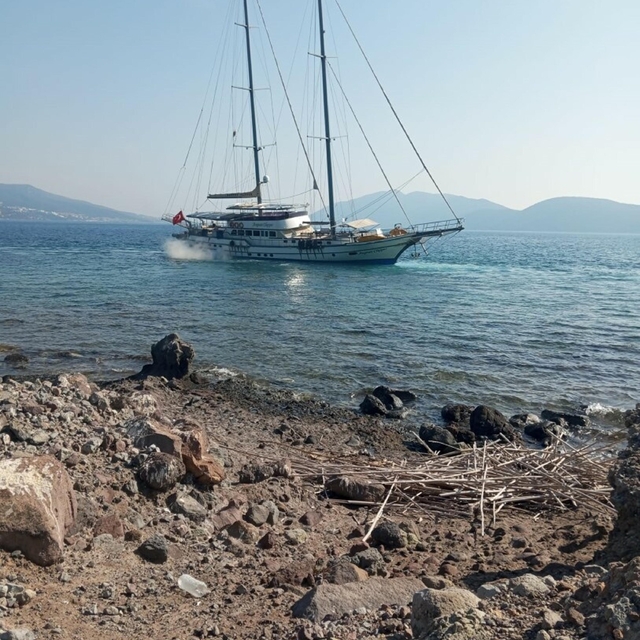 Bodrum'da 41 metre uzunluğundaki yelkenli karaya oturdu