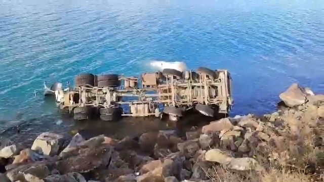 Hazar Gölü'ne uçan beton mikserinin şoförü kurtarıldı
