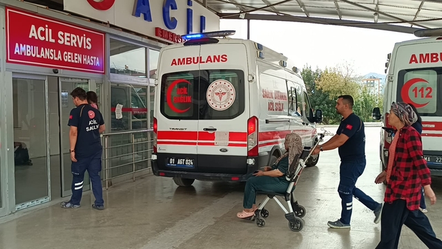 Adana'da evde çıkan yangında anne ve kızı dumandan etkilendi