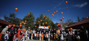 Ana sınıfı öğrencileri, 'Lösemili Çocuklar' için gökyüzüne balon bıraktı