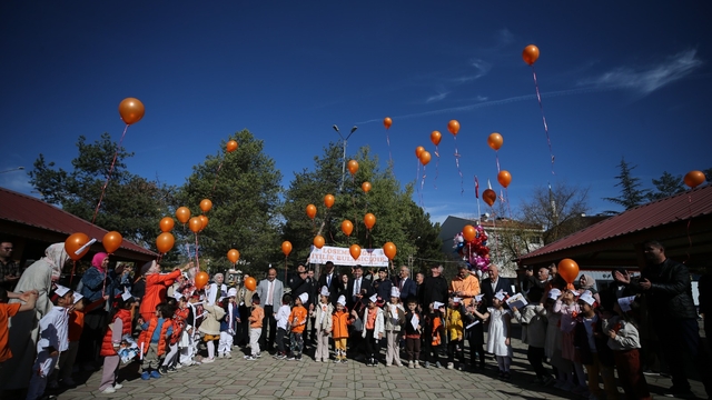 Ana sınıfı öğrencileri, 'Lösemili Çocuklar' için gökyüzüne balon bıraktı