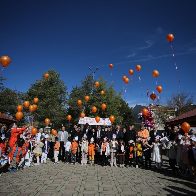 Ana sınıfı öğrencileri, 'Lösemili Çocuklar' için gökyüzüne balon bıraktı