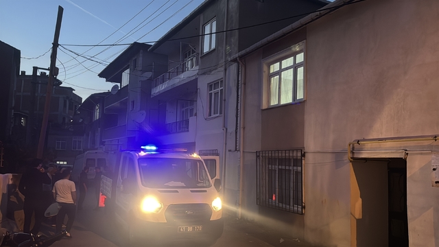 Kocaeli'de kolonlarında çatlak oluşan 3 katlı bina boşaltıldı