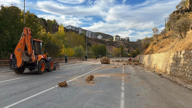 Tunceli'de kara yolunda 'kaya' tedbiri; kopan kayalar kamera