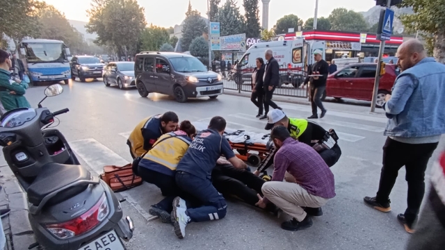 Yayaya çarpmamak için fren yapınca devrilen motosikletin sürücüsü yaralandı