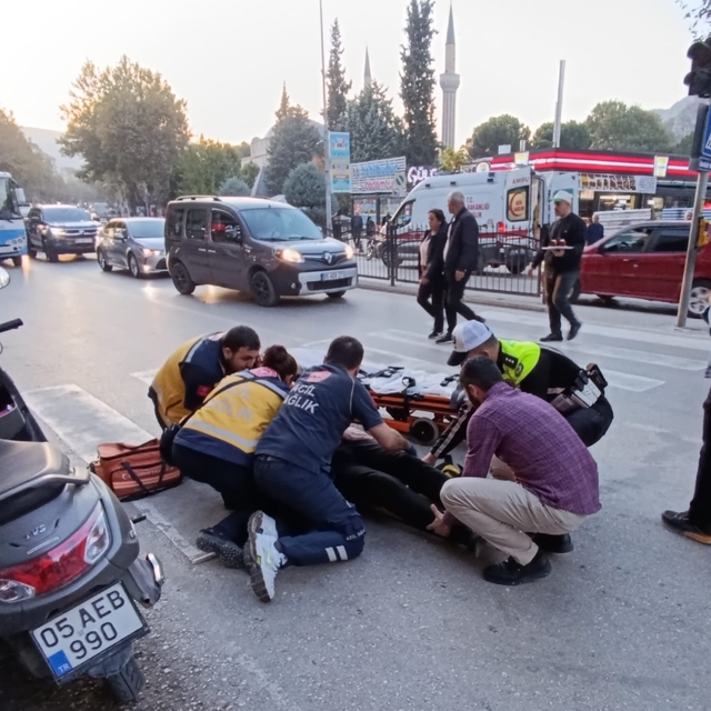 Yayaya çarpmamak için fren yapınca devrilen motosikletin sürücüsü yaralandı