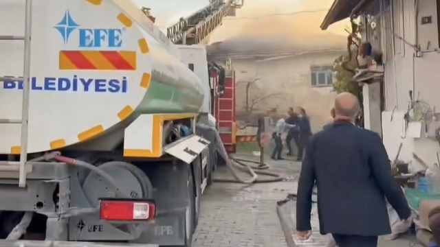 Kütahya'da çıkan yangında iki ev ve bir ahır kullanılamaz hale geldi