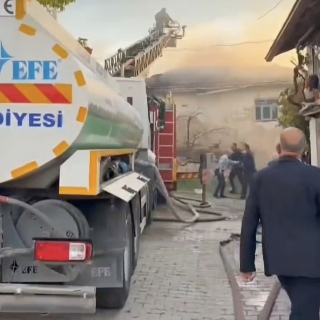 Kütahya'da çıkan yangında iki ev ve bir ahır kullanılamaz hale geldi