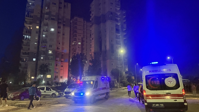Antalya'da apartmanın dördüncü katında patlama sonrası çıkan yangın söndürüldü