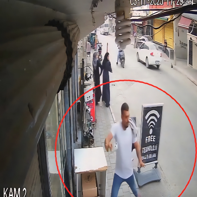 Otomobil iş yerine girdi; kaldırımdaki yaya ezilmekten son anda kurtuldu; k...