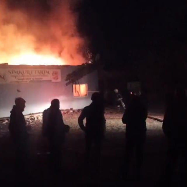 Amasya'da soğan deposu alev alev yandı