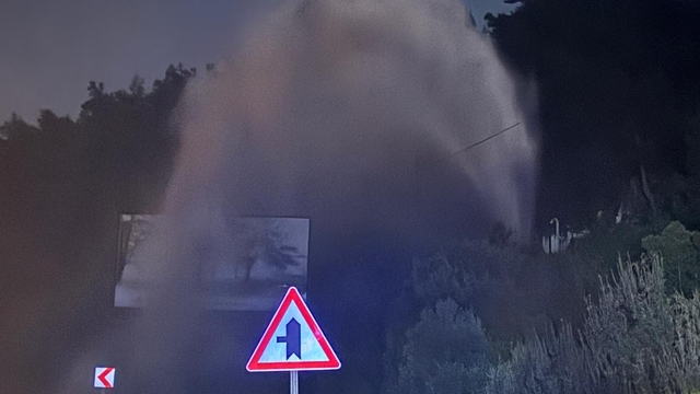 Bodrum'da ana isale hattı patladı, tonlarca su caddeye aktı