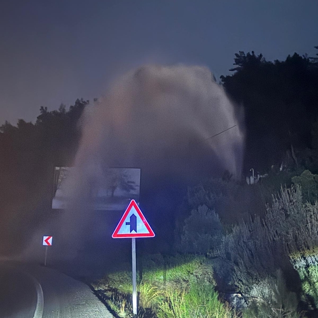 Bodrum'da ana isale hattı patladı, tonlarca su caddeye aktı