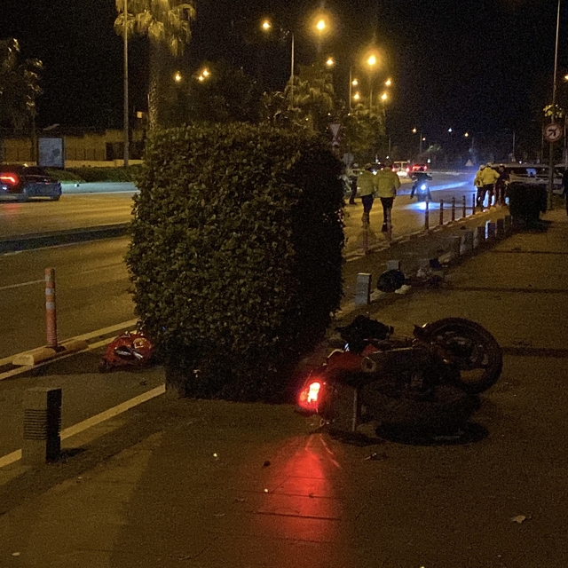 Motosiklet yolun karşısına geçmek isteyen yayaya çarptı; 3 yaralı