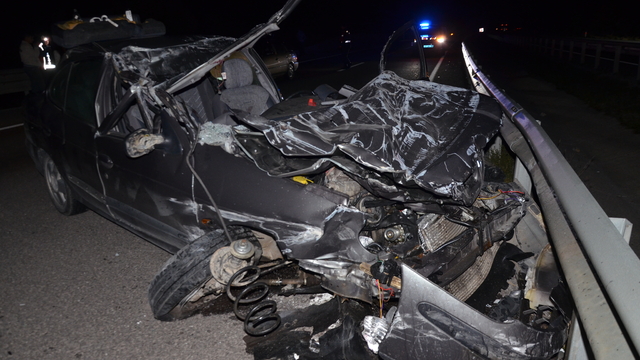 Kütahya'da tıra çarpan otomobilin sürücüsü öldü