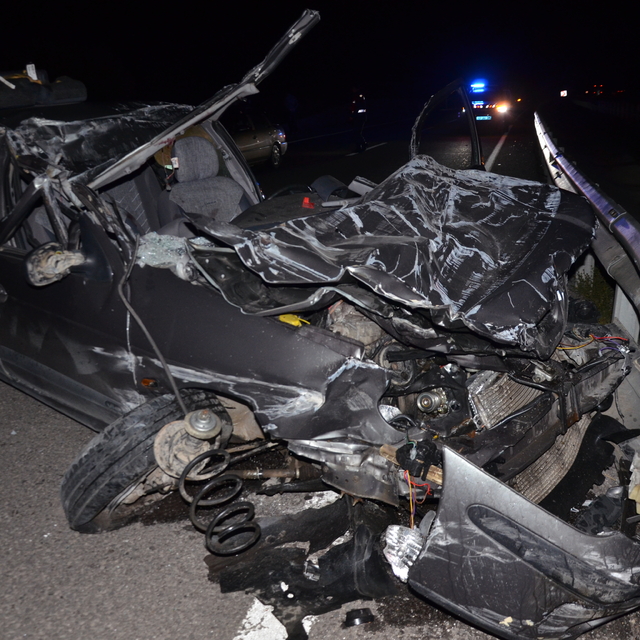 Kütahya'da tıra çarpan otomobilin sürücüsü öldü