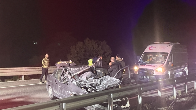 Kütahya'da otomobil, TIR'ın altına girdi: 1 ölü