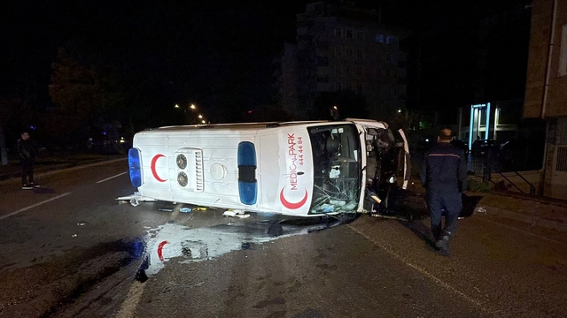 Samsun'da otomobil ile çarpışan ambulanstaki 5 kişi yaralandı