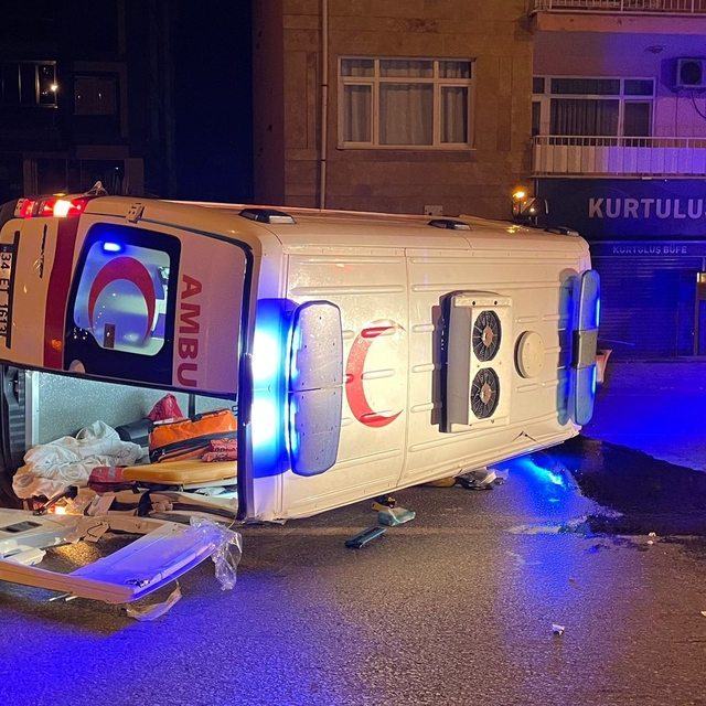 Otomobille hasta taşıyan ambulans çarpıştı; 5 yaralı