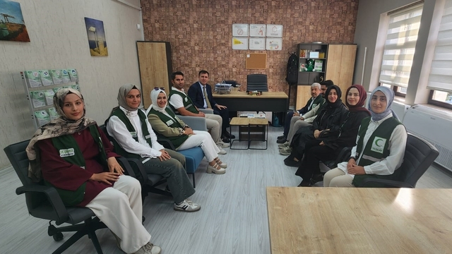 Karaköprü Kaymakamı Orhan Altun, Yeşilay Şanlıurfa Şubesini ziyaret etti