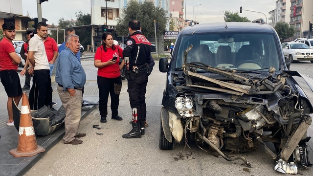 Antalya'da otomobil ile hafif ticari aracın çarpışması sonucu 1 kişi yaralandı