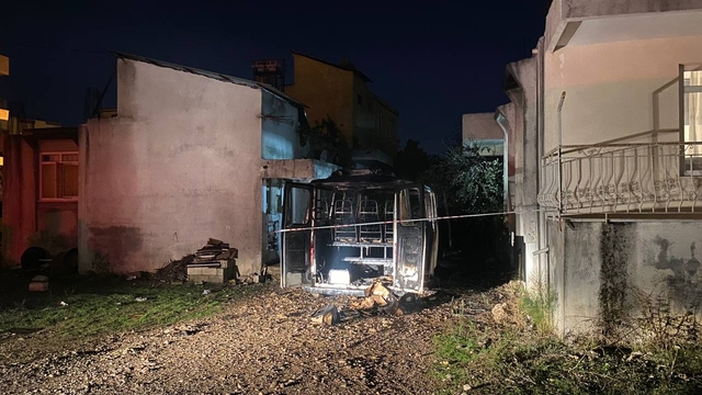 Serik'te park halindeki minibüs yandı