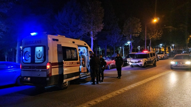 Çorum'da bir zanlı parkta tartıştığı kişiyi bacağından bıçakla yaraladı