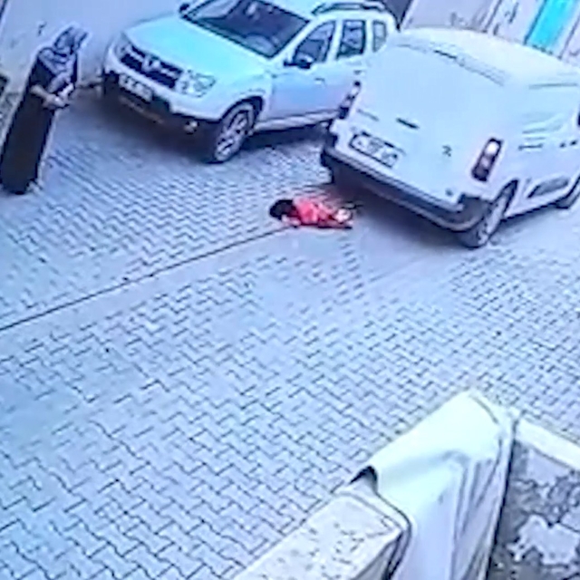 Kargo aracının altında kalan çocuk hayatını kaybetti; kaza kamerada