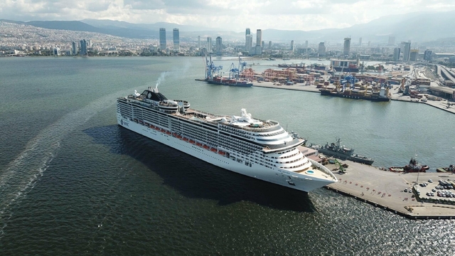 İzmir'e yılın ilk 10 ayında kruvaziyer ile yaklaşık 66 bin turist geldi