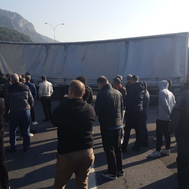 TEM'de, karşı yöne geçen TIR, 3 araçla çarpıştı